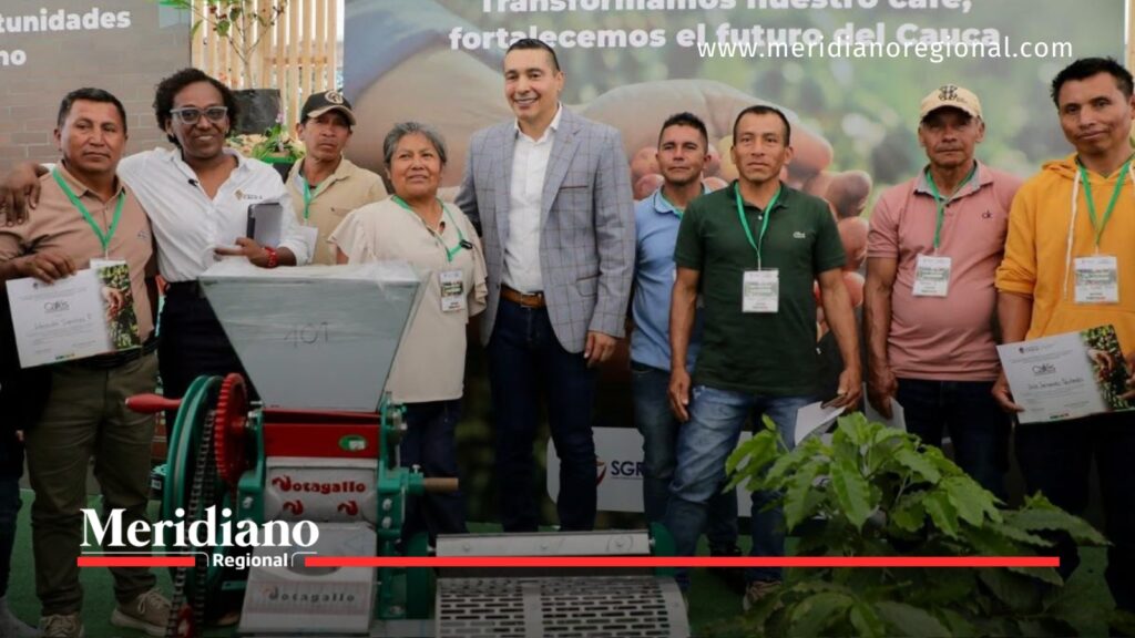 Octavio Guzmán acompaña encuentro con caficultores del Cauca. - Meridiano Regional Gobernador Octavio Guzmán junto a caficultores del Cauca durante encuentro de cafés especiales, con maquinaria cafetera.