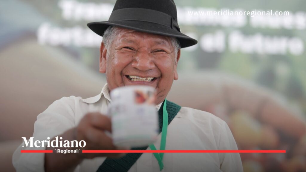 Caficultor caucano participa en encuentro de Cafés Especiales. - Meridiano Regional Caficultor del Cauca sonríe y sostiene una taza durante un encuentro sobre cafés especiales.