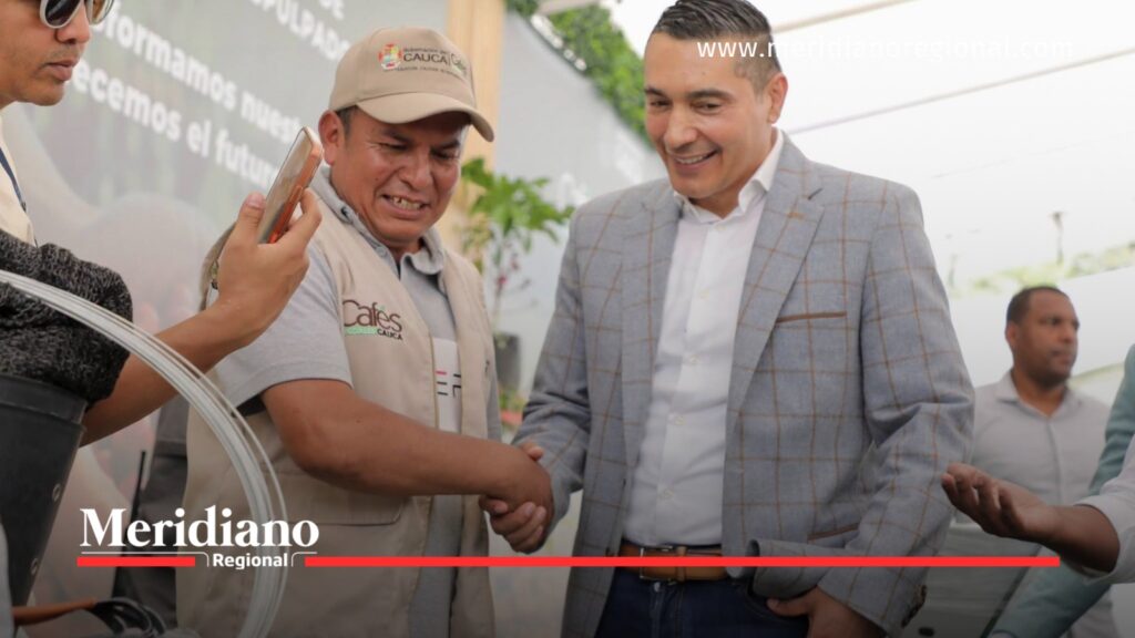 Octavio Guzmán junto a productor cafetero del Cauca - Meridiano Regional Gobernador Octavio Guzmán saluda a productor cafetero durante encuentro sobre cafés especiales en Cauca.