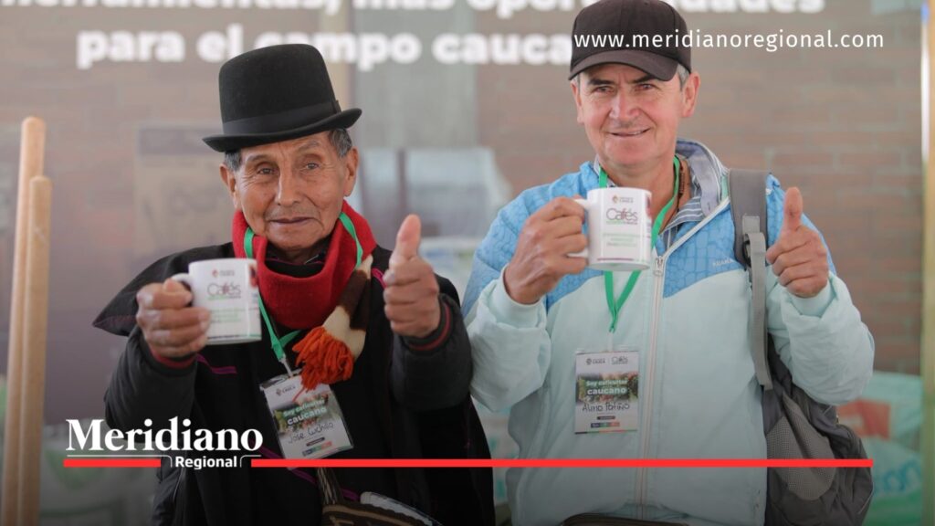 Caficultores caucanos participan en encuentro de Cafés Especiales. - Meridiano Regional Dos caficultores del Cauca sostienen tazas de café durante un encuentro sobre cafés especiales.