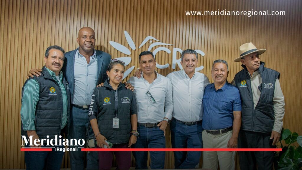 Alcaldía de Popayán presenta el nuevo POT ante la CRC - Meridiano Regional Funcionarios presentan documentos del POT Popayán durante su radicación ante la CRC.