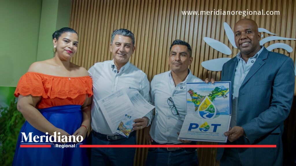 Amarildo Correa Obando y Juan Carlos Muñoz durante la presentación del POT. - Meridiano Regional Amarildo Correa Obando y Juan Carlos Muñoz Bravo junto a otros participantes de la presentación del POT Popayán.