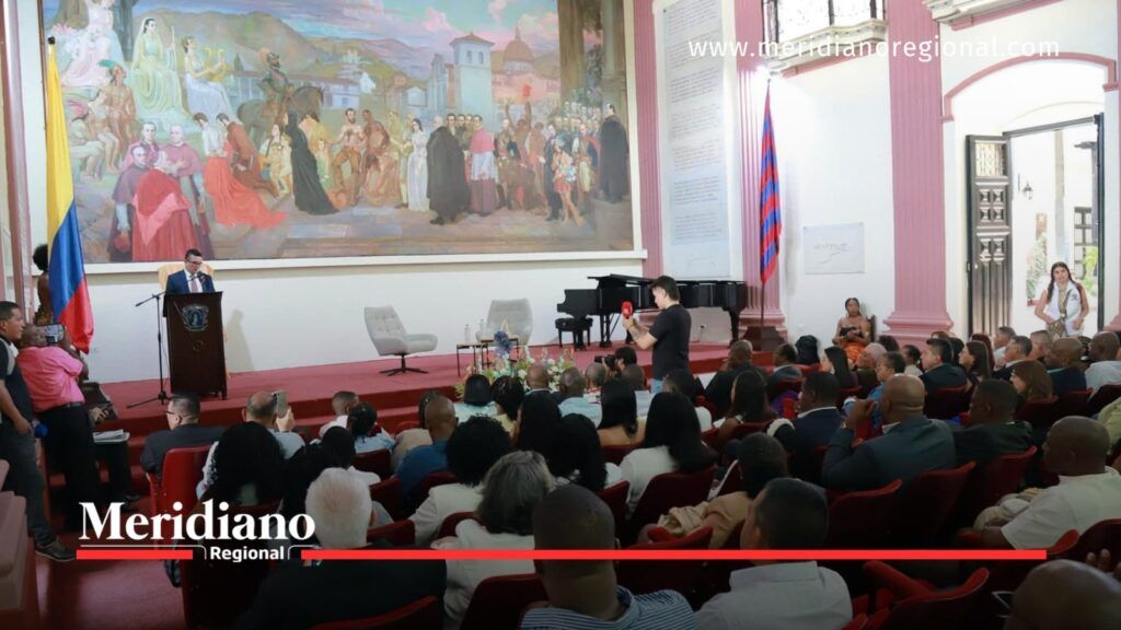 Asistentes al lanzamiento del libro La decisión de perder el miedo de Elías Larrahondo en el Paraninfo de la Universidad del Cauca, Popayán.