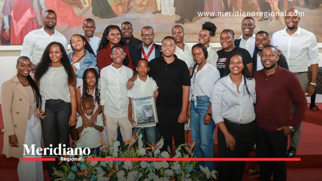 Elías Larrahondo Carabalí junto a sus familiares durante el lanzamiento del libro La decisión de perder el miedo en Popayán, Cauca.