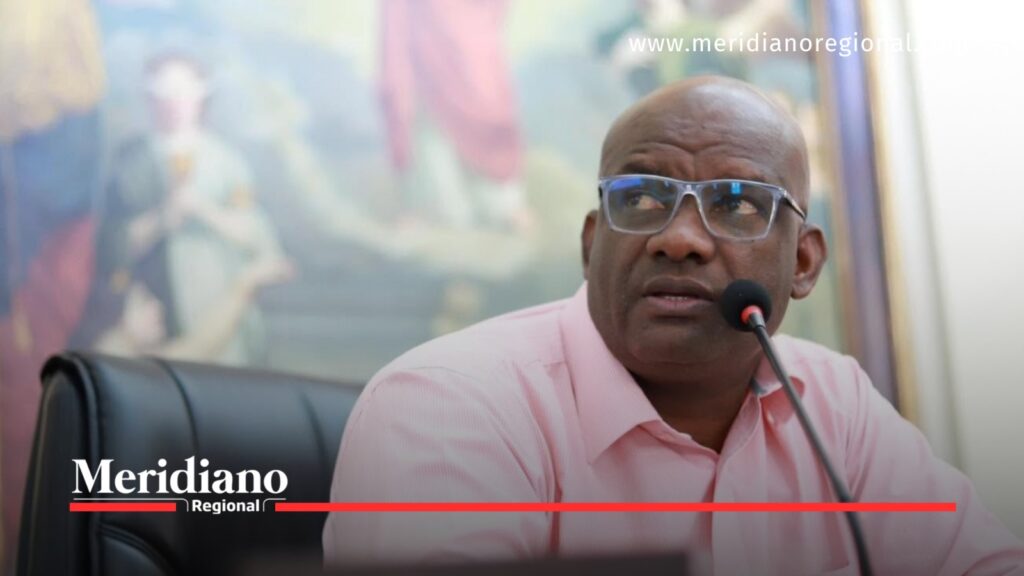 Oliver Carabalí Banguero, secretario de Hacienda del Cauca, con camisa rosada y gafas, frente a un micrófono. La imagen acompaña la noticia sobre dos proyectos de ordenanza presentados ante la Asamblea del Cauca.