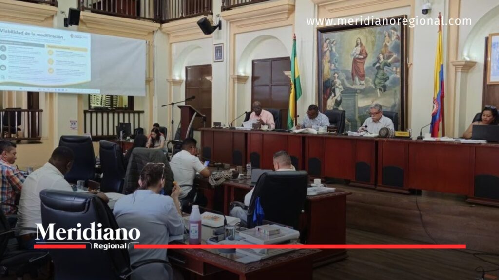 Vista general de una sesión en la Asamblea del Cauca, con asistentes, funcionarios, documentos y una presentación proyectada sobre la viabilidad de una modificación presupuestal.