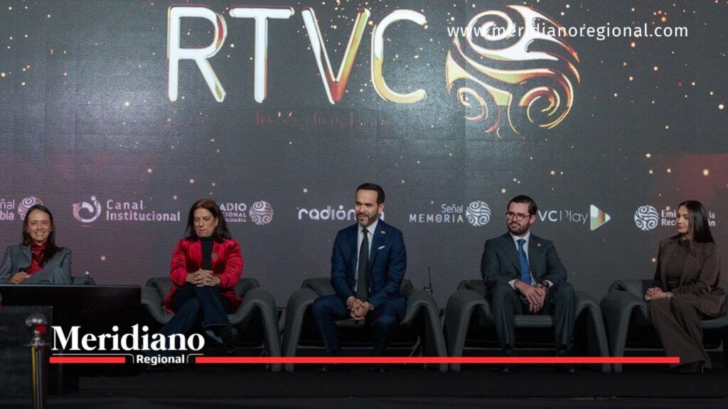 Abelardo De La Espriella sentado junto a cuatro participantes durante un evento de RTVC en Bogotá, con el logotipo del sistema de medios públicos de Colombia al fondo.