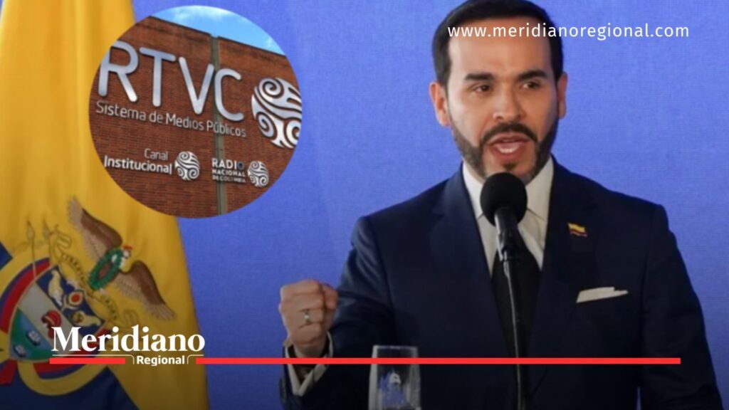 Abelardo De La Espriella habla frente a un micrófono junto a la bandera de Colombia, con una imagen circular del edificio de RTVC en Bogotá, entidad cuyos contratos millonarios serán revisados.