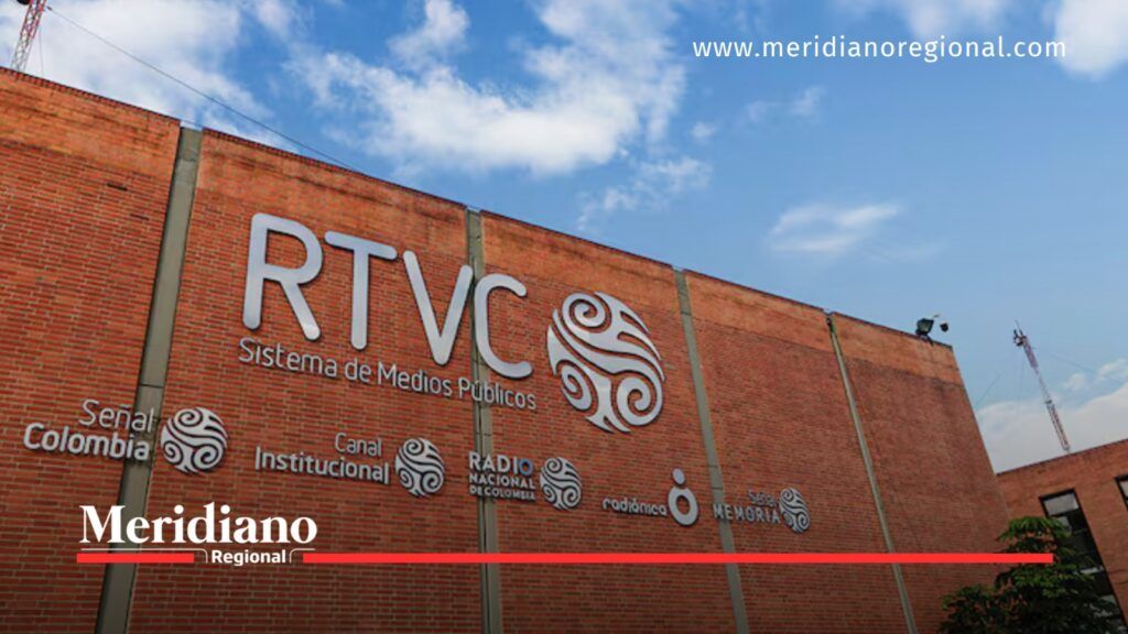 Fachada de ladrillo del edificio de RTVC Sistema de Medios Públicos en Bogotá, con los logotipos de Señal Colombia, Canal Institucional, Radio Nacional, Radiónica y Señal Memoria.