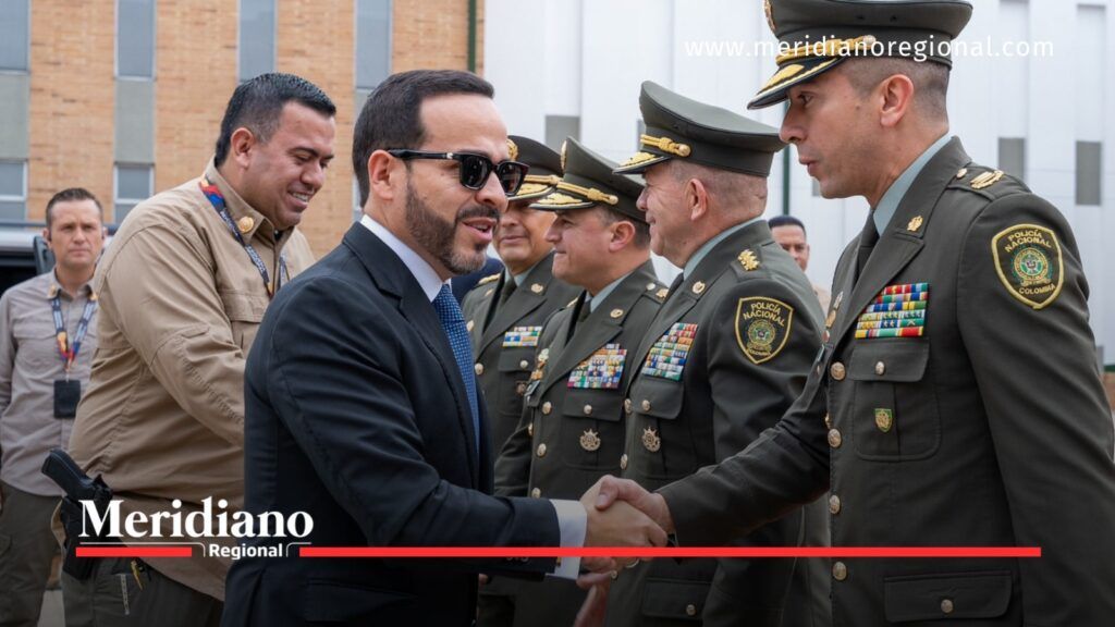 Abelardo de la Espriella estrecha la mano de un alto oficial de la Policía Nacional durante el encuentro de comandantes sobre seguridad en Colombia.