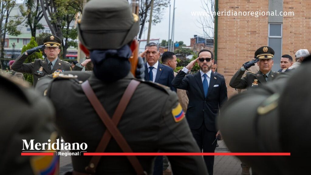 Abelardo de la Espriella realiza el saludo militar junto al ministro de Defensa, Jorge Mora, durante una ceremonia de la Policía Nacional en Bogotá.