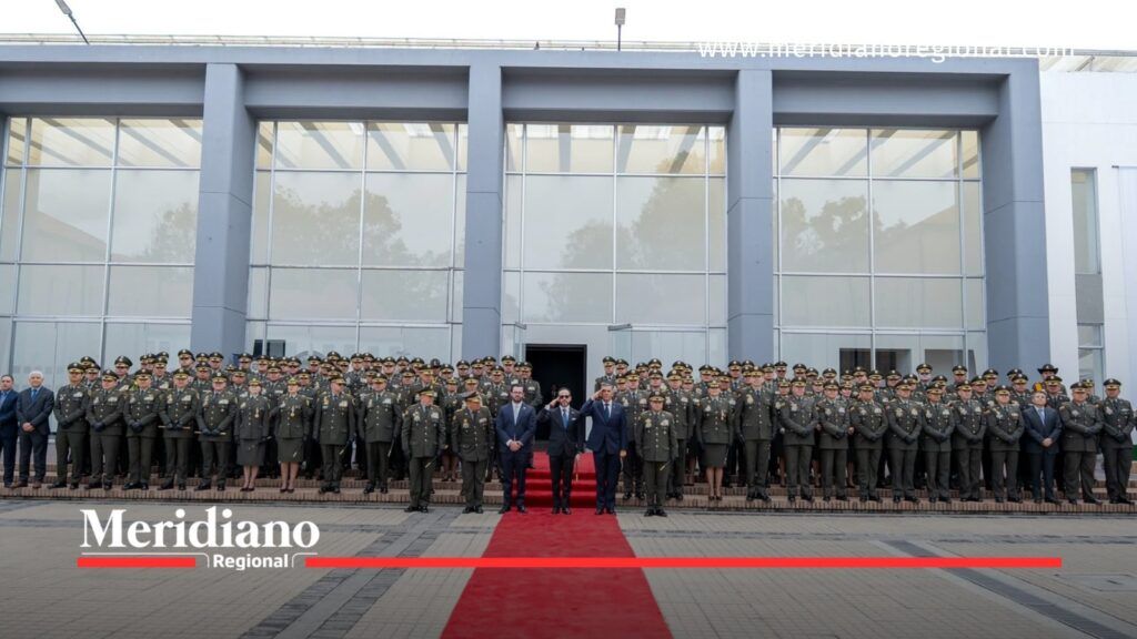 Abelardo de la Espriella y comandantes de la Policía Nacional posan para una fotografía grupal durante un encuentro de seguridad en Bogotá.