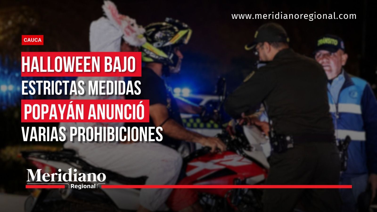 Control policial a motociclistas durante la noche, con un pasajero disfrazado de conejo y un titular sobre las restricciones de Halloween en Popayán.