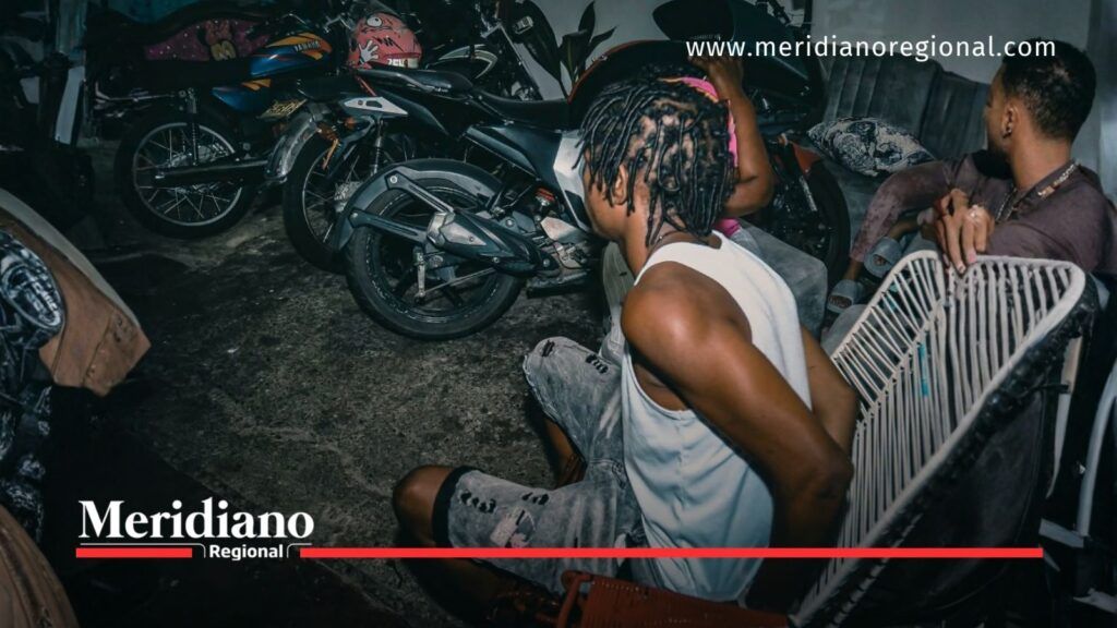 Personas sentadas junto a varias motocicletas durante un operativo de seguridad en Palmira.