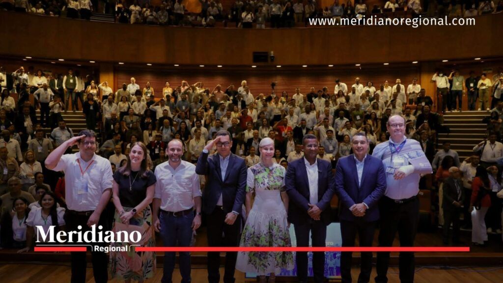 Gobernador Jorge Octavio Guzmán y representantes institucionales junto a los asistentes del Encuentro Regional Pacífico en Cali.