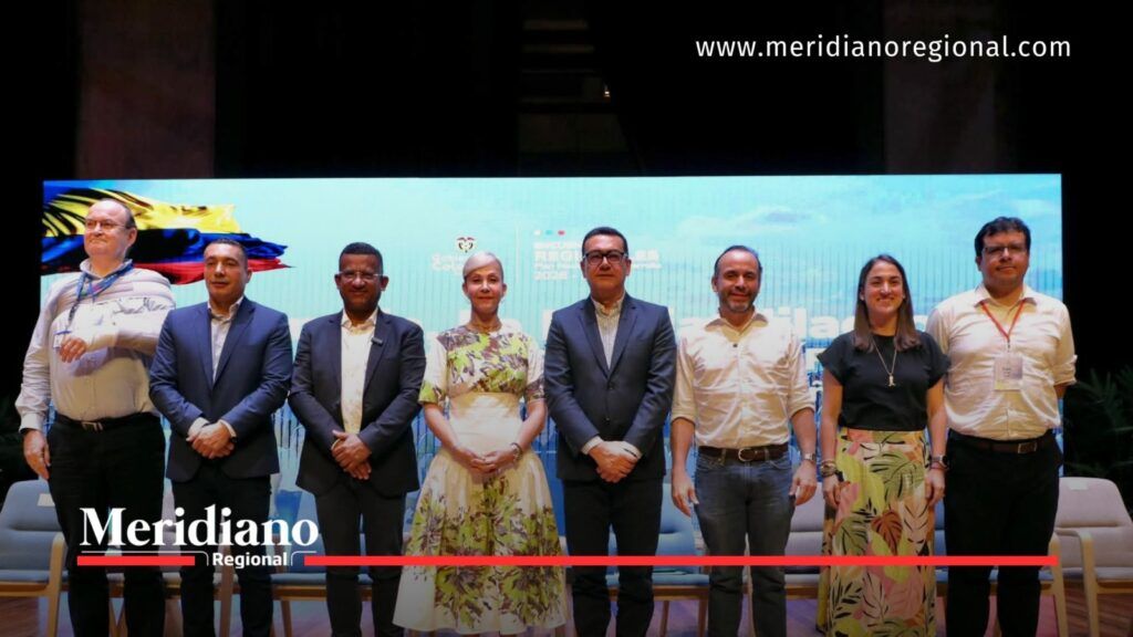 Gobernador Jorge Octavio Guzmán junto a siete representantes institucionales durante el Encuentro Regional Pacífico en Cali.