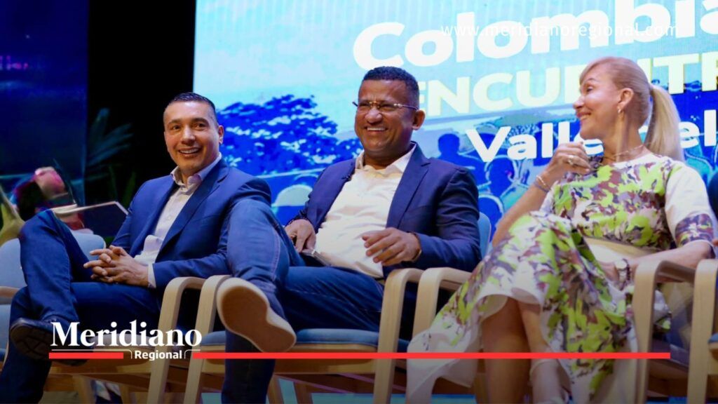 Tres participantes durante un encuentro regional sobre propuestas para el desarrollo del Pacífico colombiano.