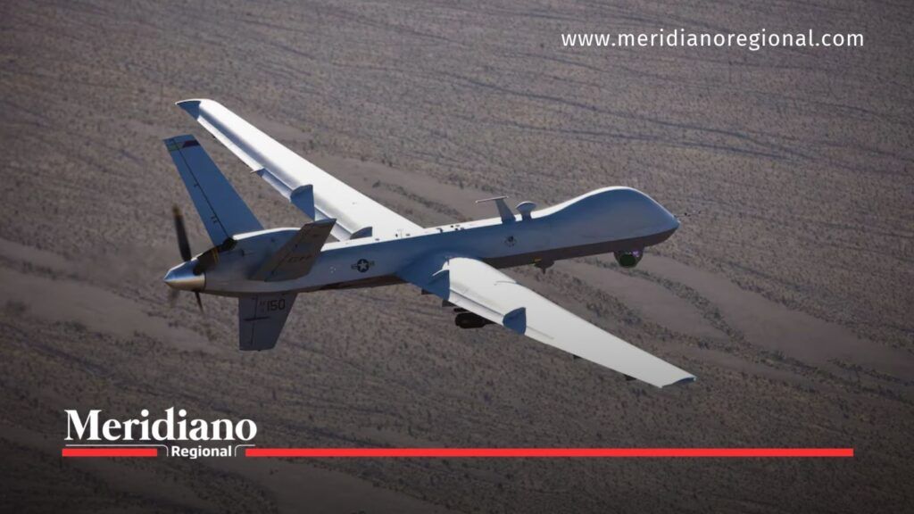 Dron MQ-9 Reaper de Estados Unidos durante un vuelo. - Meridiano Regional Dron militar MQ-9 Reaper estadounidense en vuelo sobre un terreno desértico, visto desde arriba.