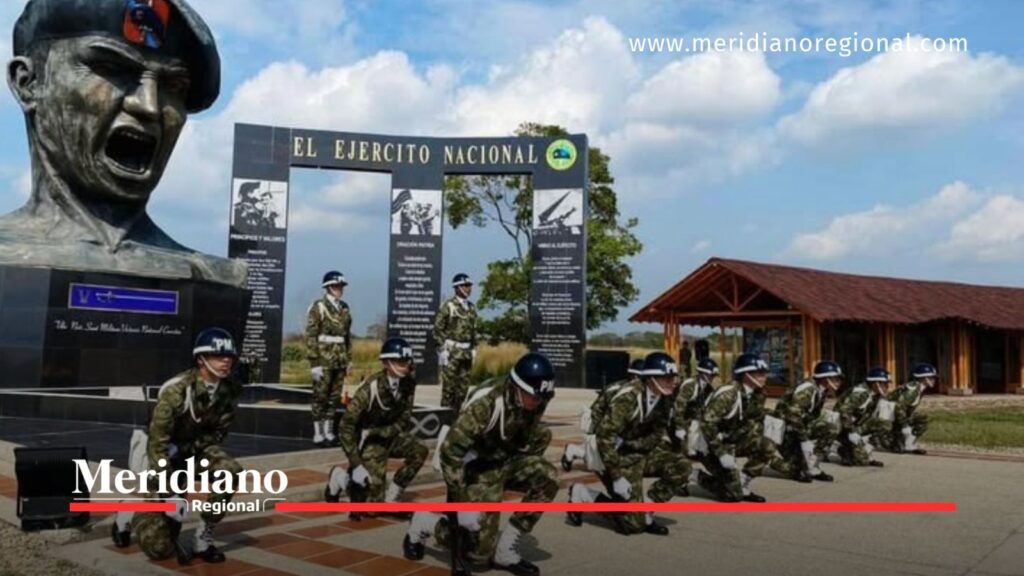 Integrantes del Ejército Nacional de Colombia en formación militar. - Meridiano Regional Militares colombianos uniformados realizando una formación frente a un monumento del Ejército Nacional de Colombia.