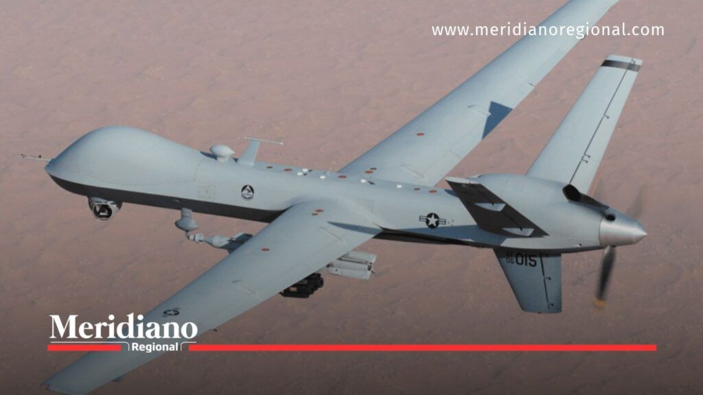 Dron MQ-9 Reaper de Estados Unidos en misión aérea. - Meridiano Regional Dron MQ-9 Reaper de Estados Unidos volando sobre una zona desértica.