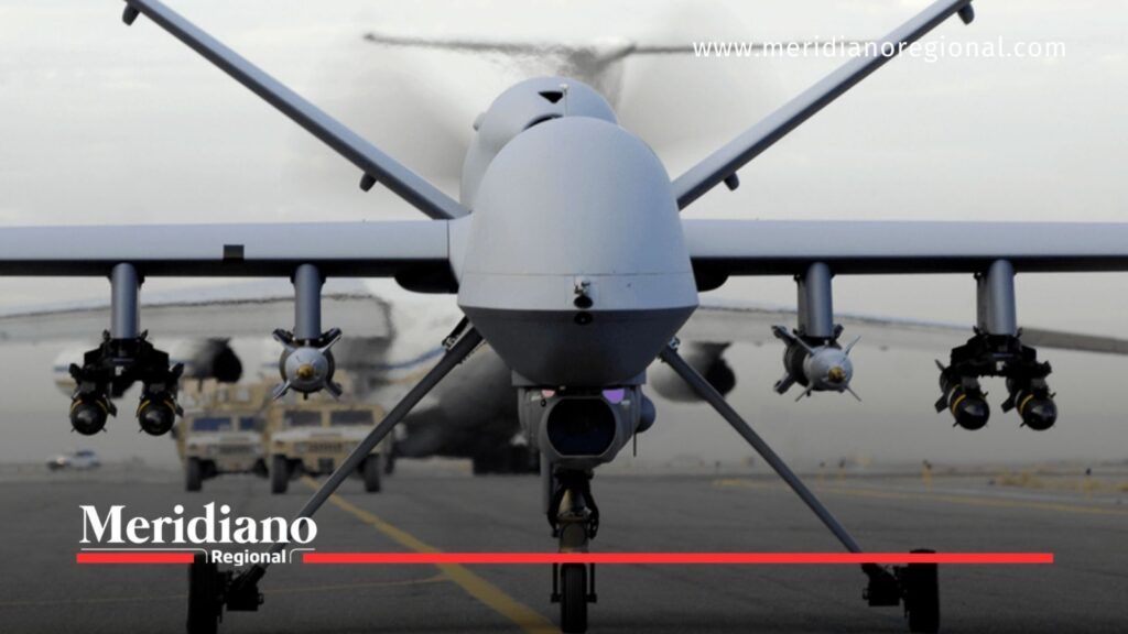 Dron MQ-9 Reaper equipado con armamento militar. - Meridiano Regional Vista frontal de un dron MQ-9 Reaper con misiles bajo sus alas y cámara de vigilancia en la parte inferior.
